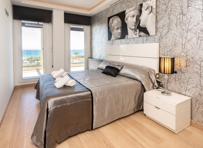 Alquiler a largo plazo - Chalet - Arenales del Sol - Zona paseo maritimo