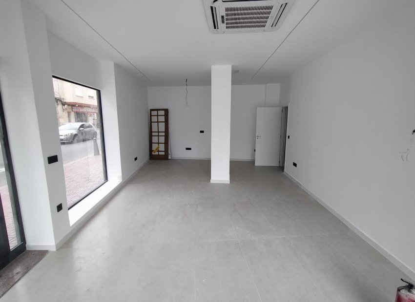 Alquiler a largo plazo - Local comercial - Torrevieja - La Mata