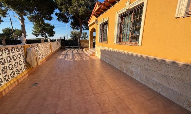 Chalet - Resale - Orihuela Costa -
                Punta Prima