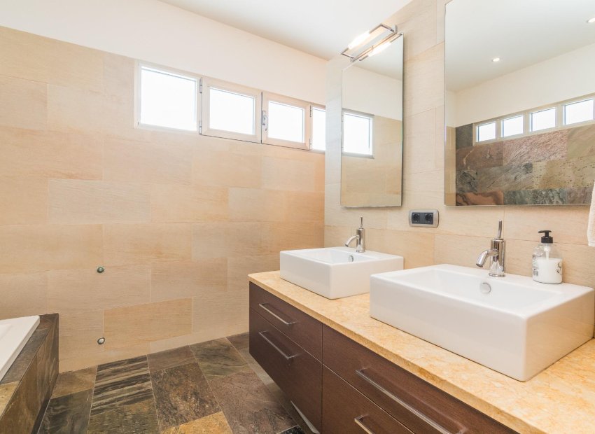 Herverkoop - Villa de Lujo - Peña las aguilas - Peña de Las Águilas