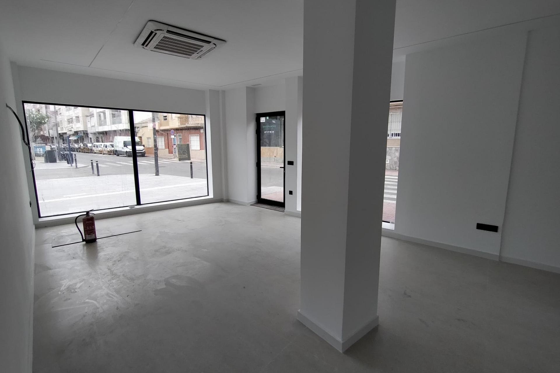 Lange Termijn Verhuur - Local comercial - Torrevieja - La Mata