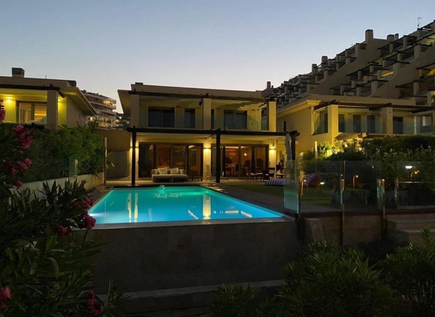 Long Term Rental - Chalet - Arenales del Sol - Zona paseo maritimo