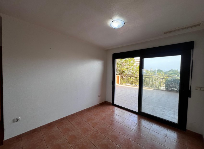 Odsprzedaż - Apartamento - Arenales del Sol
