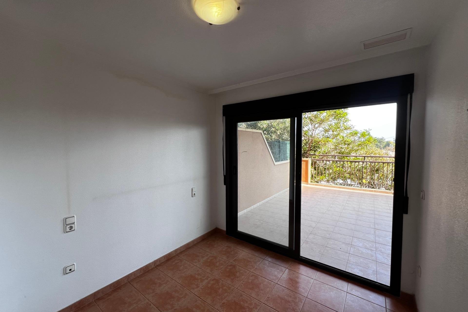 Odsprzedaż - Apartamento - Arenales del Sol