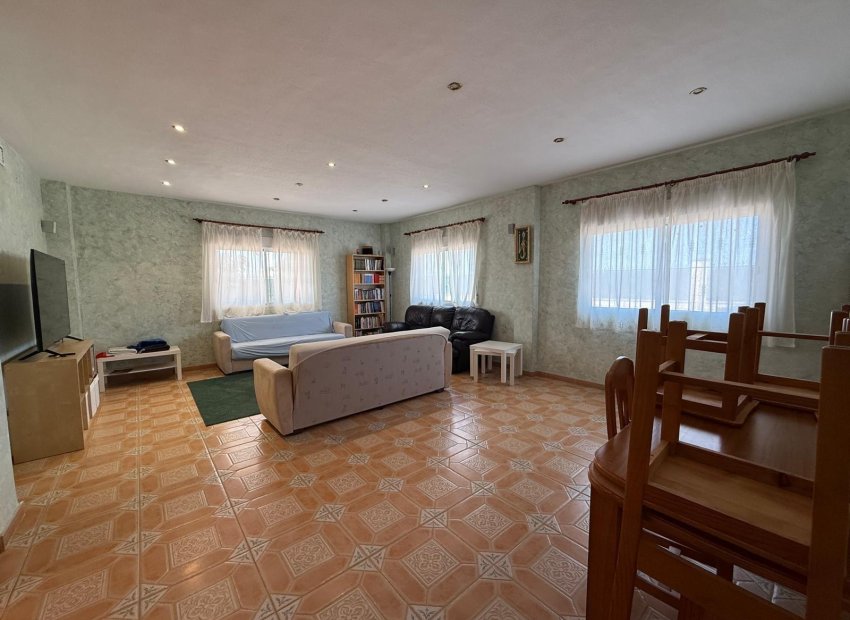 Odsprzedaż - Szalet - Albatera