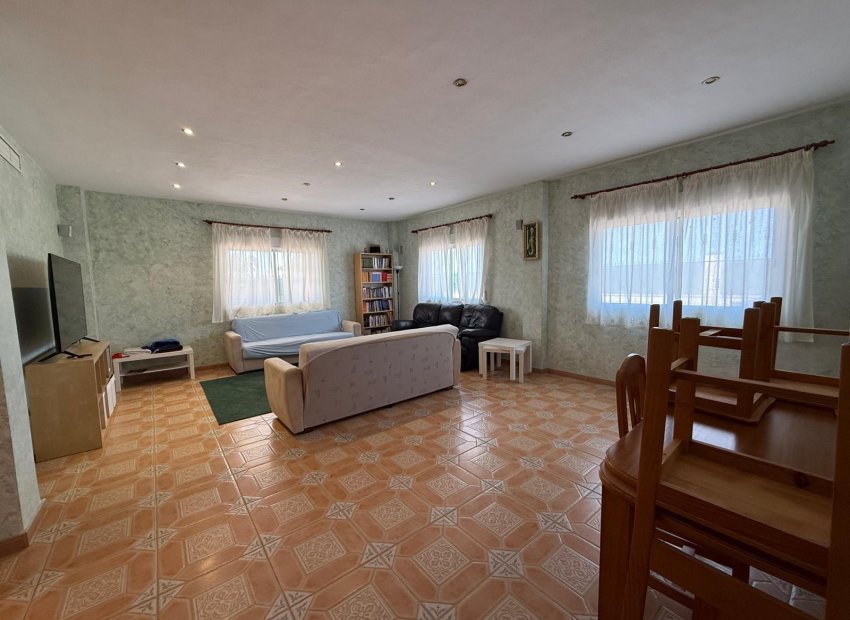 Odsprzedaż - Szalet - Albatera