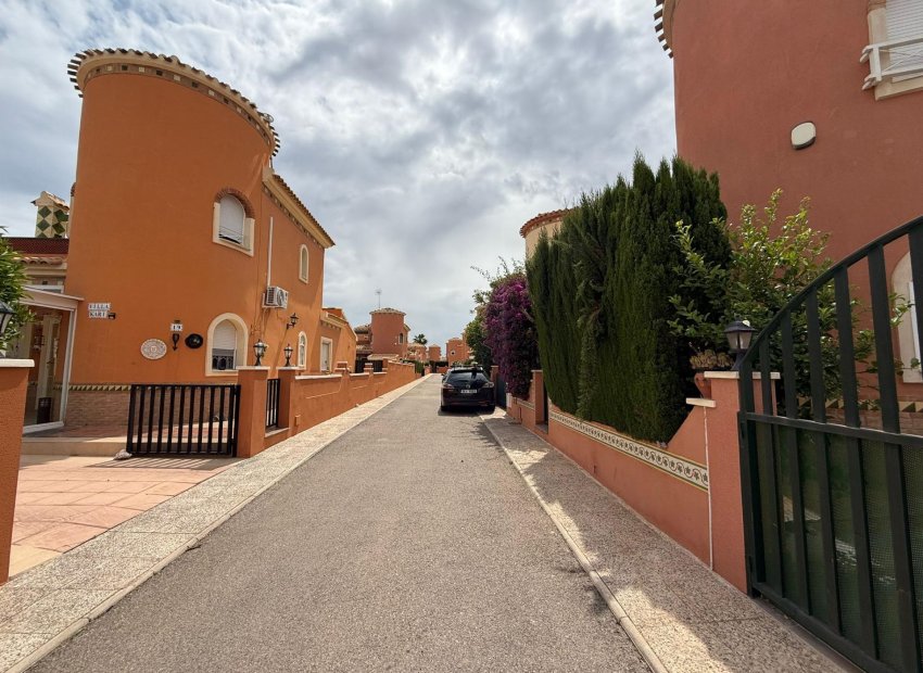 Resale - Chalet - Orihuela Costa - Playa Flamenca