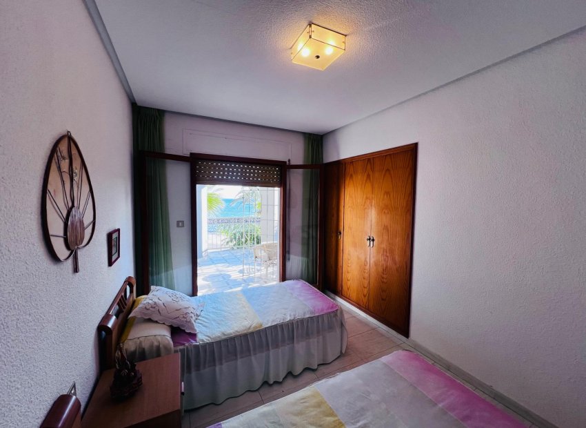 Resale - Chalet - Santa Pola - Santiago bernabeu