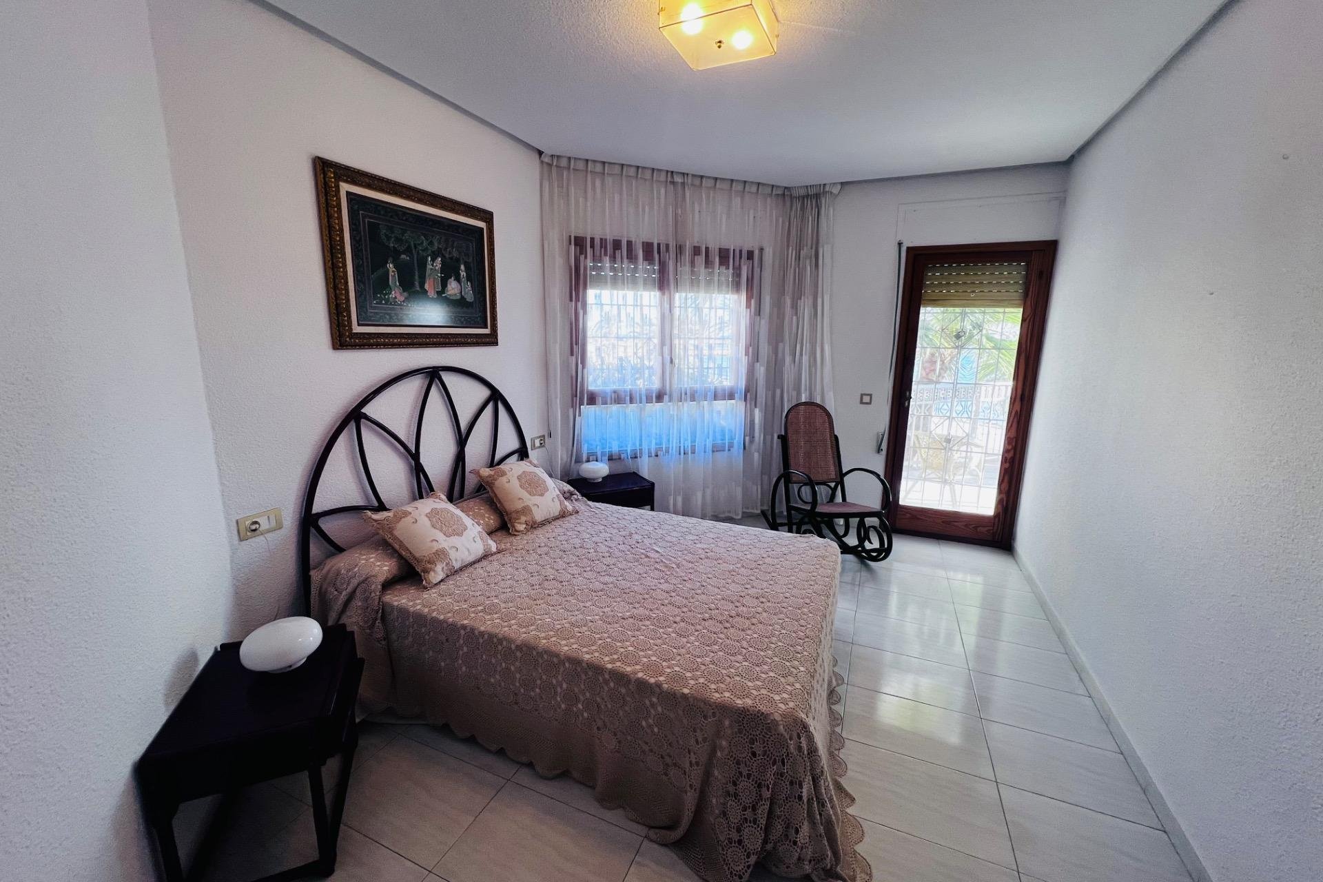 Resale - Chalet - Santa Pola - Santiago bernabeu