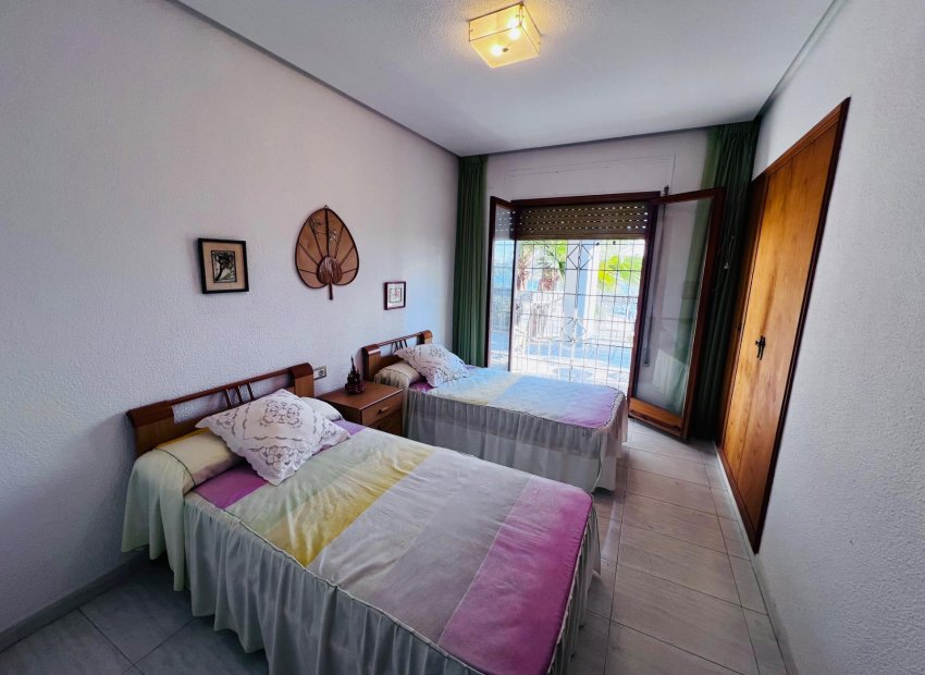 Resale - Chalet - Santa Pola - Santiago bernabeu
