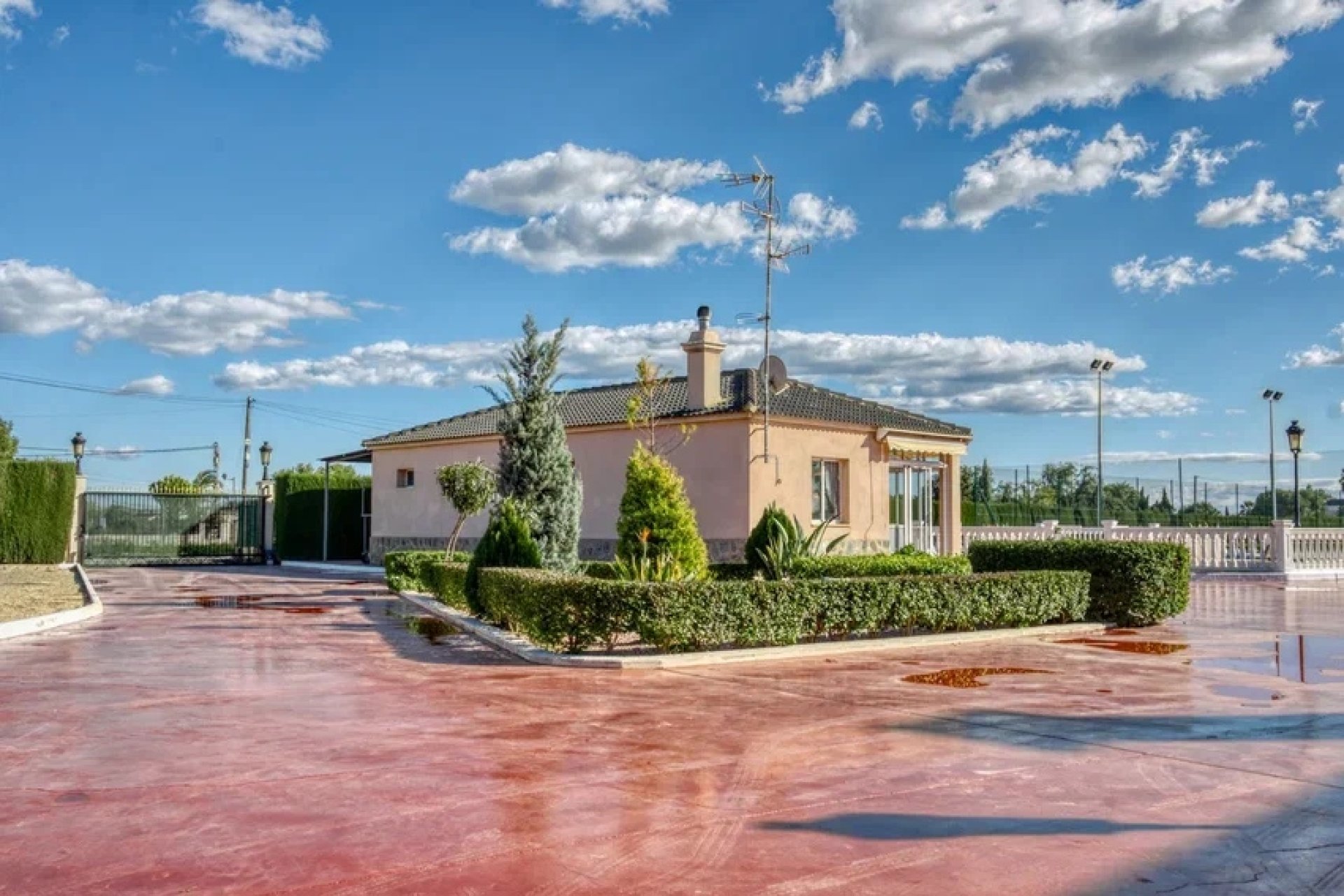 Resale - Villa - Elche