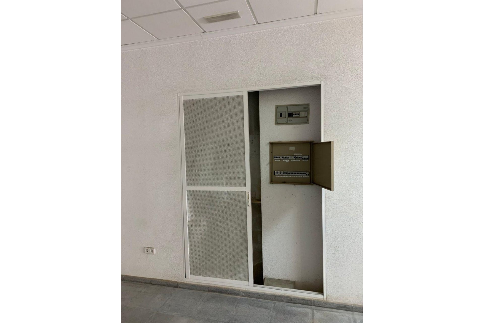Reventa - Local comercial - Elche - Sector Quinto