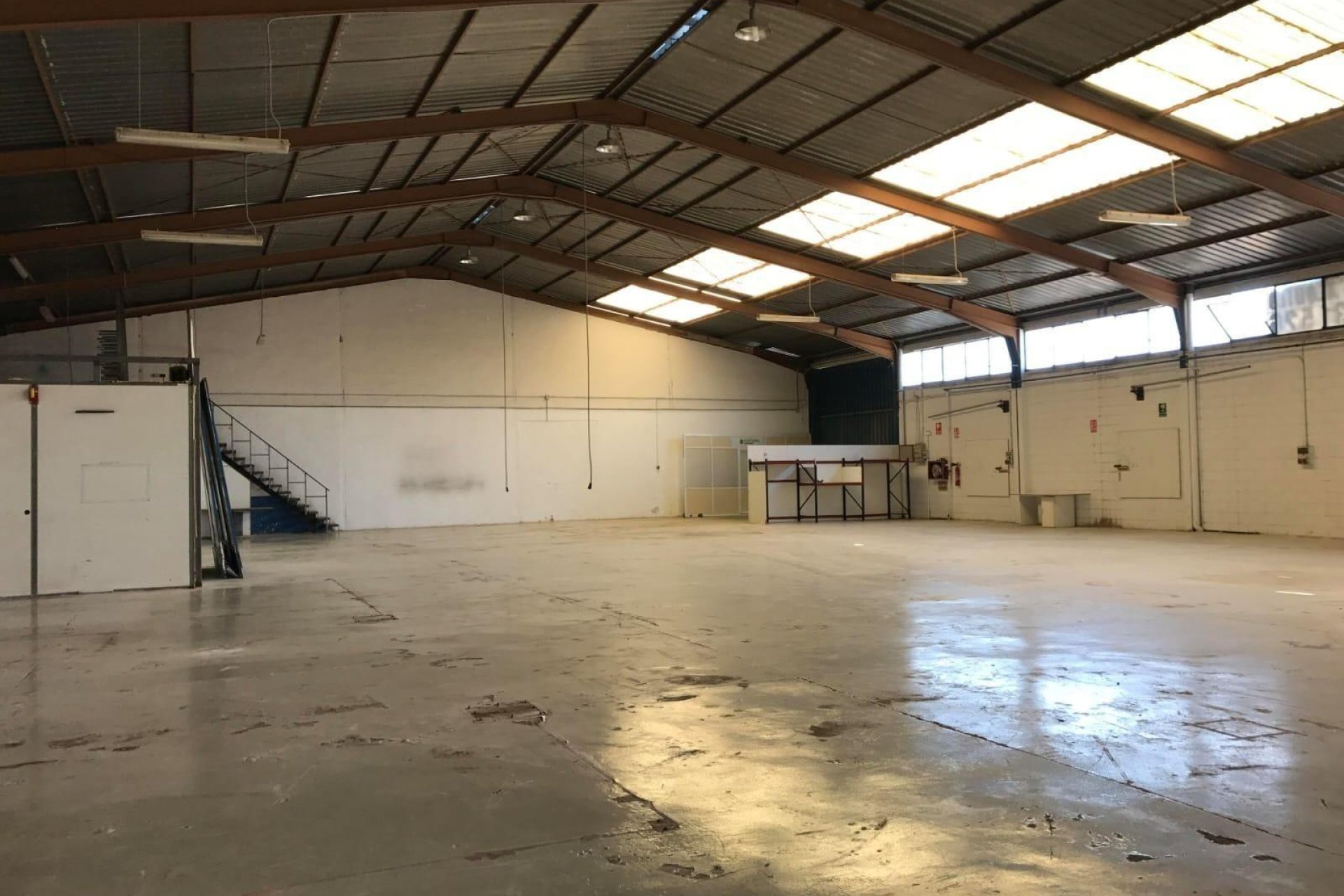 Reventa - Nave industrial - Alicante - Ciudad de Asís - Font-Calent - El Bacarot