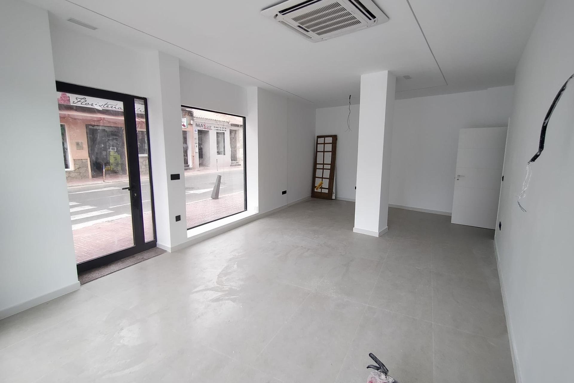 Wynajem długoterminowy - Local comercial - Torrevieja - La Mata