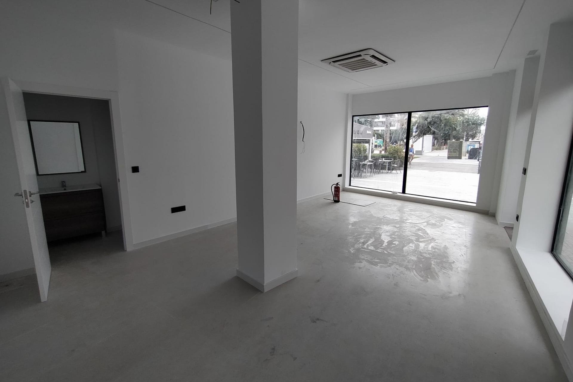 Wynajem długoterminowy - Local comercial - Torrevieja - La Mata