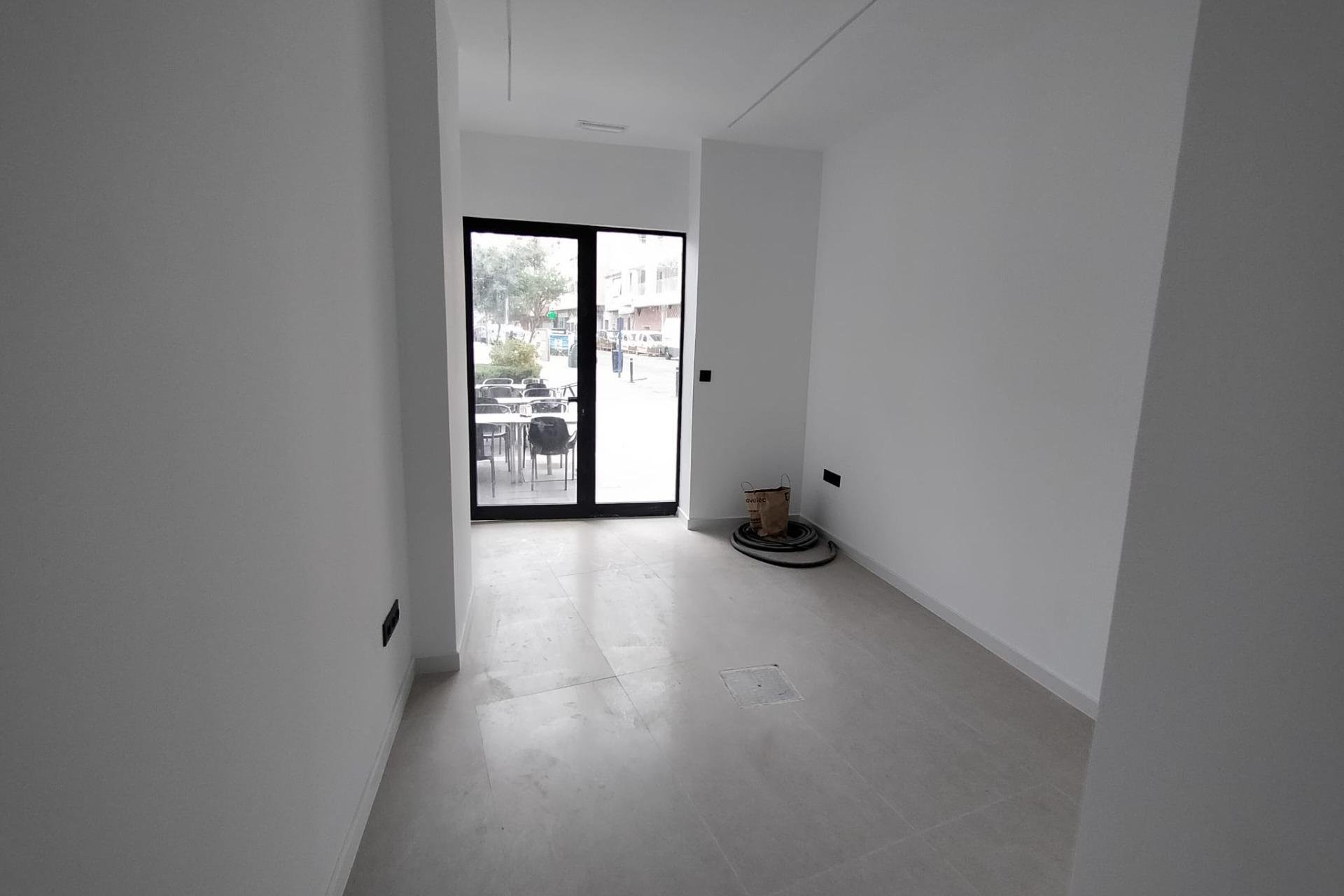 Wynajem długoterminowy - Local comercial - Torrevieja - La Mata