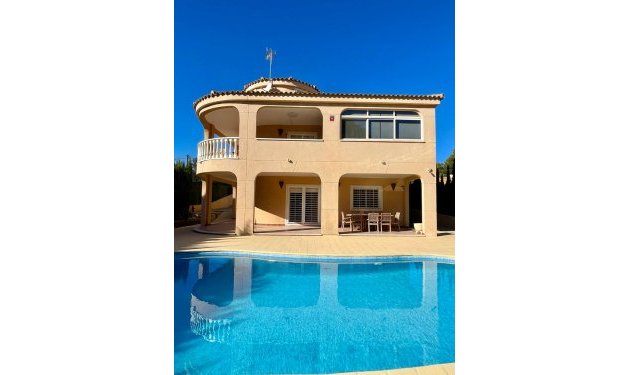 Resale - Villa - Torrevieja - Urbanización Los Balcones