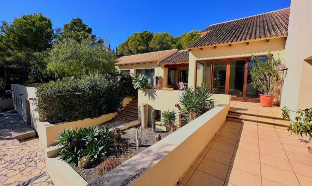 Resale - Villa - Altea