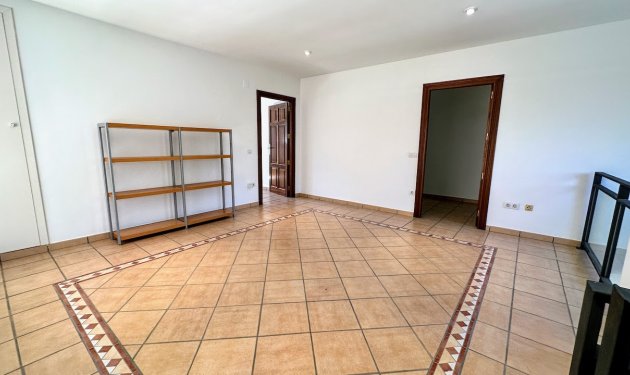 Resale - Villa - Altea