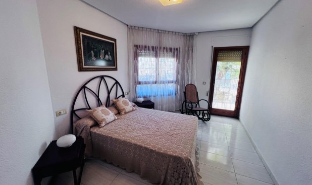 Resale - Chalet - Santa Pola - Santiago bernabeu