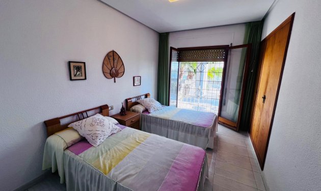 Resale - Chalet - Santa Pola - Santiago bernabeu