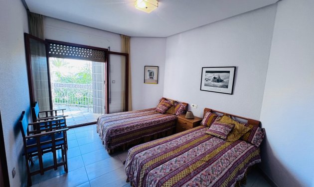 Resale - Chalet - Santa Pola - Santiago bernabeu