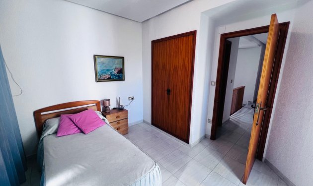 Resale - Chalet - Santa Pola - Santiago bernabeu