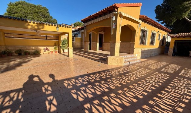 Resale - Chalet - Orihuela Costa - Punta Prima
