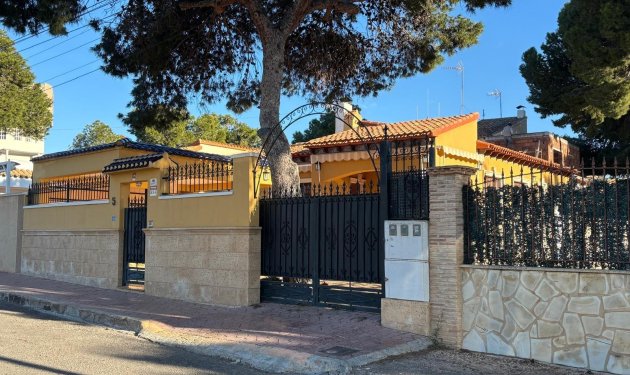 Resale - Chalet - Orihuela Costa - Punta Prima