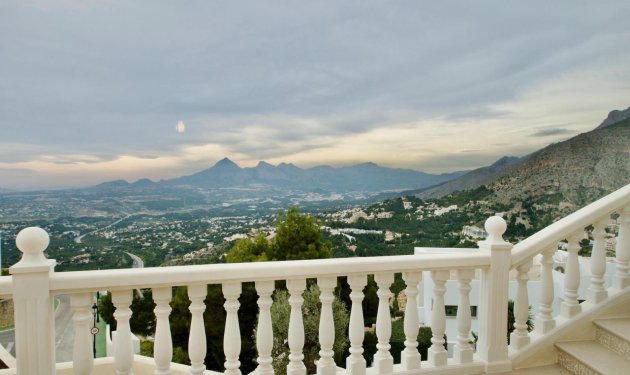 Resale - Villa - Altea