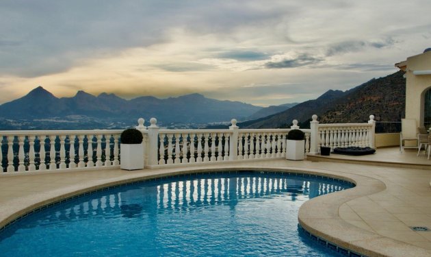 Resale - Villa - Altea