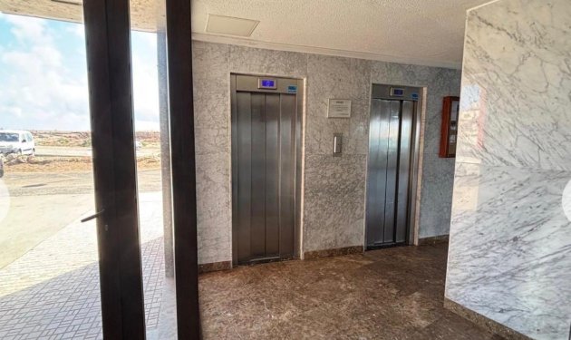 Resale - Apartamento - Torrevieja - Playa de los Locos