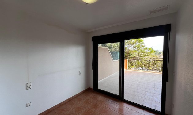 Odsprzedaż - Apartamento - Arenales del Sol