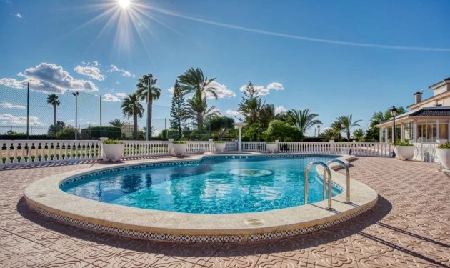 Resale - Villa - Elche